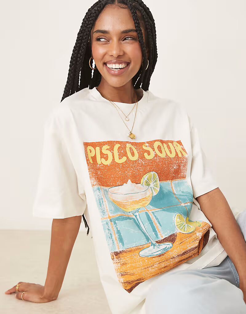 

Футболка свободного кроя с принтом коктейля писко сауэр Asos Design, теплый белый