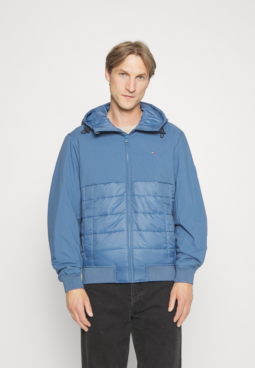 

Куртка Tommy Hilfiger КУРТКА С КАПЮШОНОМ MIX MEDIA, цвет blue coast