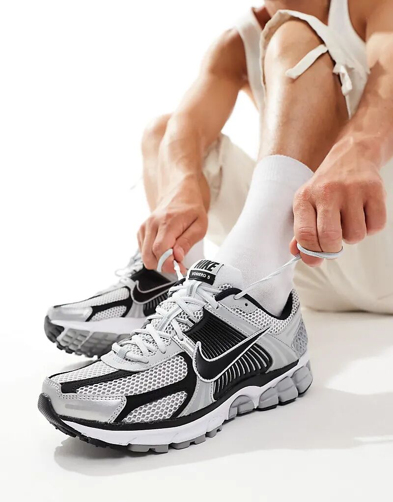 

Кроссовки Zoom Vomero 5 унисекс в цвете серебристый металлик и черный Nike