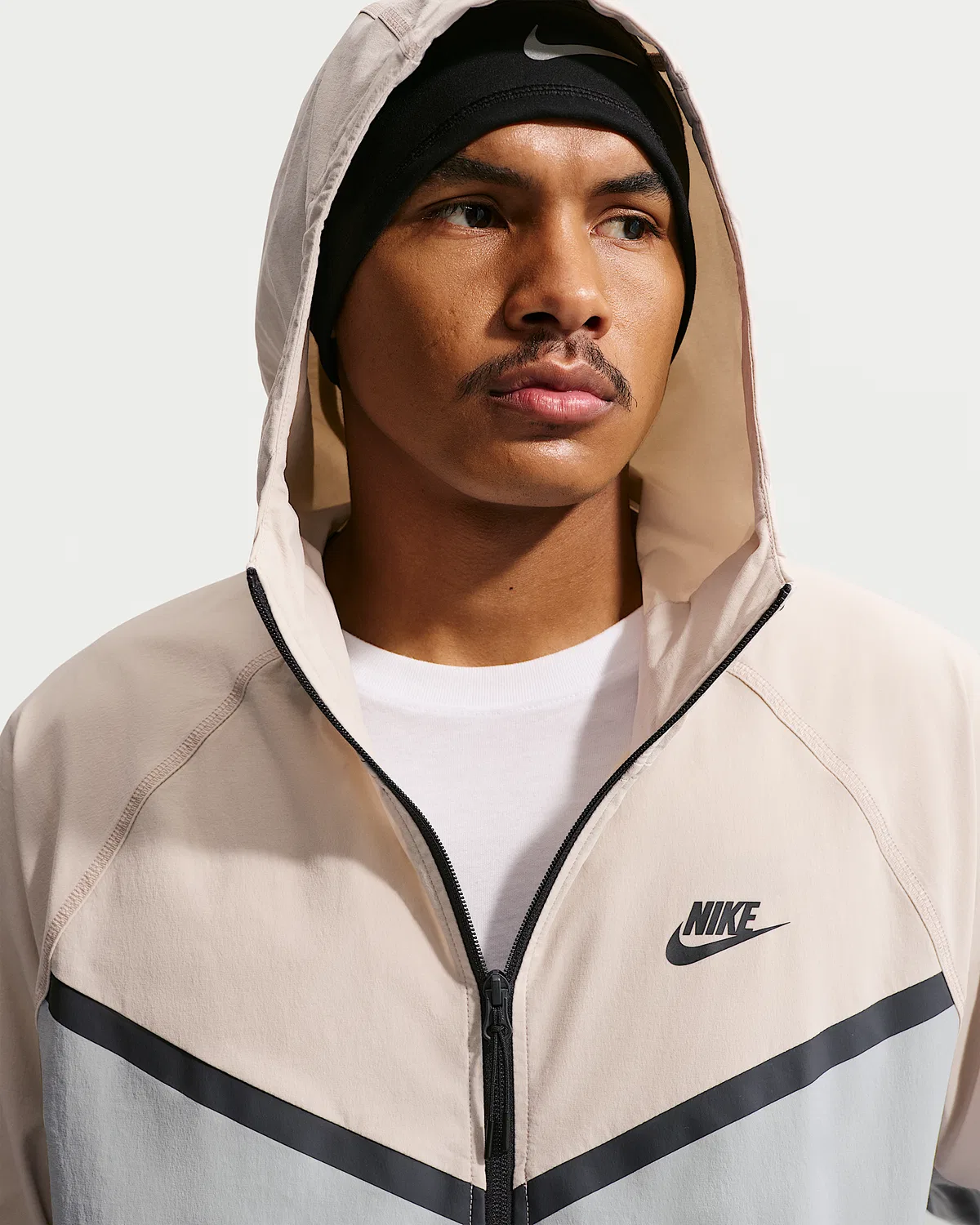Мужская куртка Windrunner Dri-FIT Woven Full-Zip Nike Tech, Wolf Grey/Cream II/Black — фото 3
