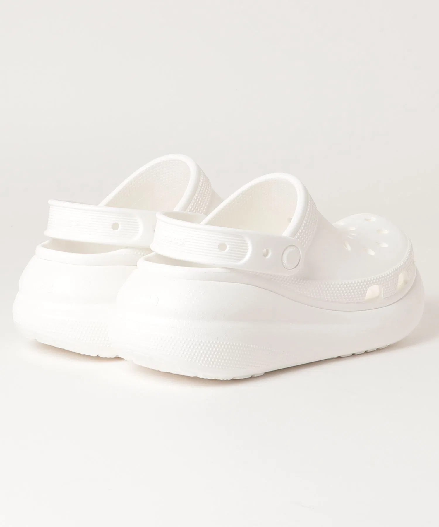 Унисекс сандалии Crocs CLASSIC CRUSH CLOG на платформе белые — фото 2