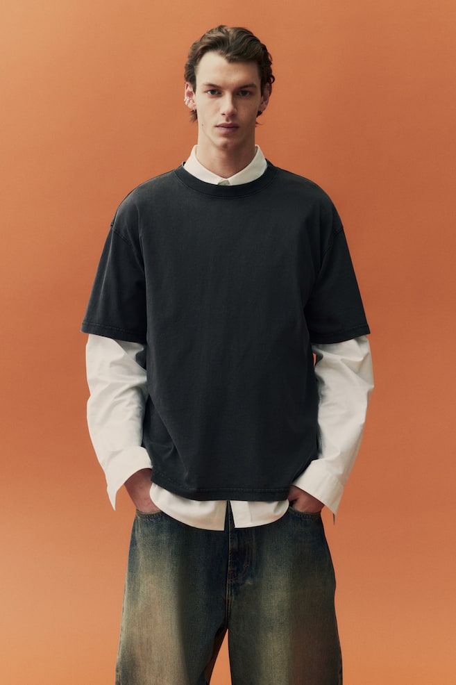 

Застиранная футболка свободного покроя. H&M, черный
