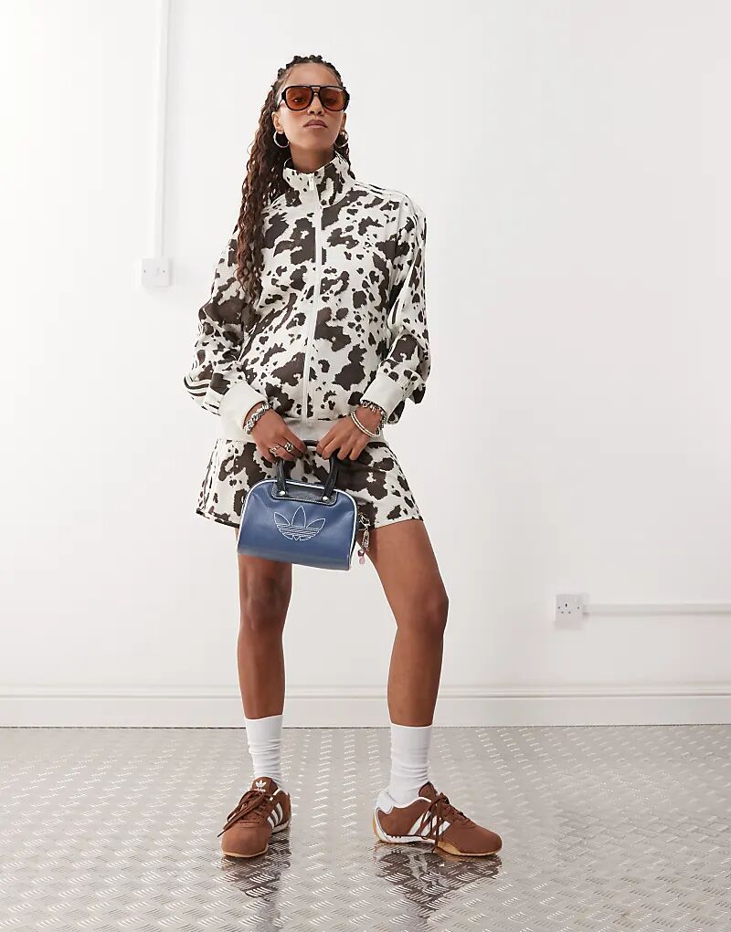 Атласный спортивный топ adidas Originals с коровьим принтом — фото 2