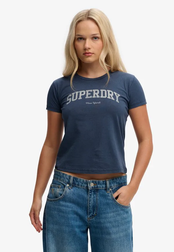 

Спортивная футболка с графическим принтом Superdry & Co, Classic Navy, Синий, Спортивная футболка с графическим принтом Superdry & Co, Classic Navy