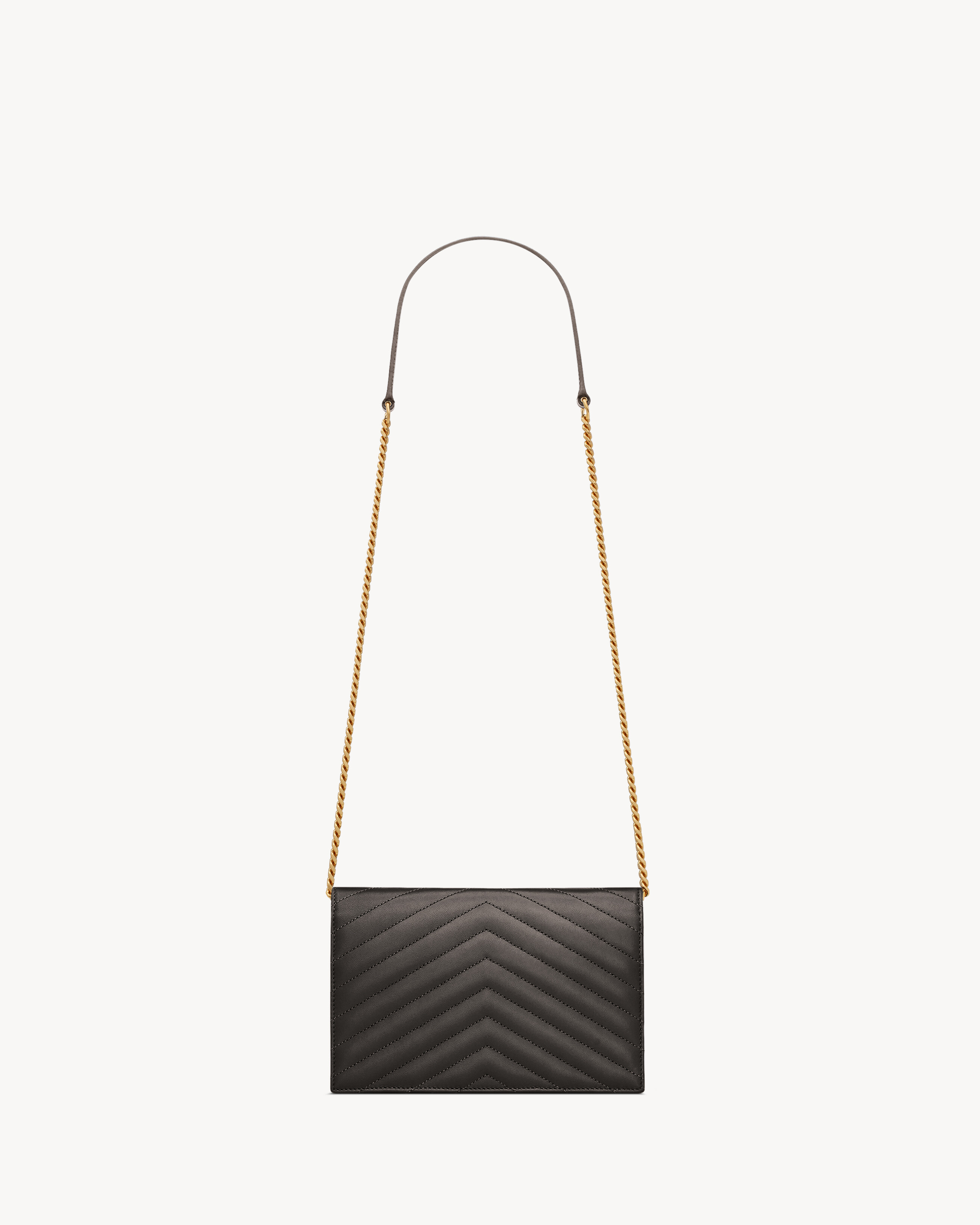Кошелек на цепочке CASSANDRE-конверт из ягнячьей кожи Saint Laurent, серый/серебряный — фото 3