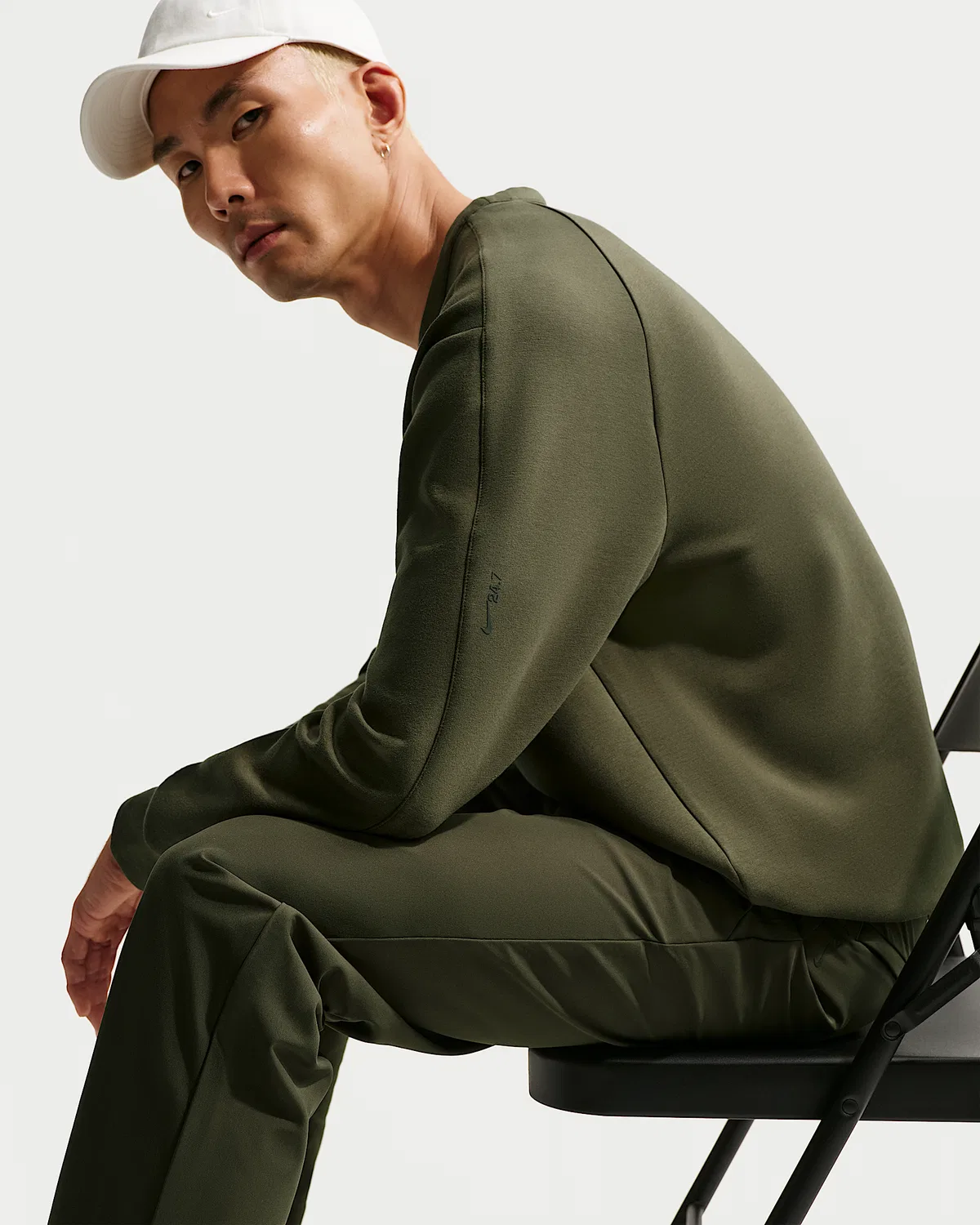 Мужская футболка Nike 24.7 ImpossiblySoft Dri-FIT Crew, Cargo Khaki/Sequoia — фото 3
