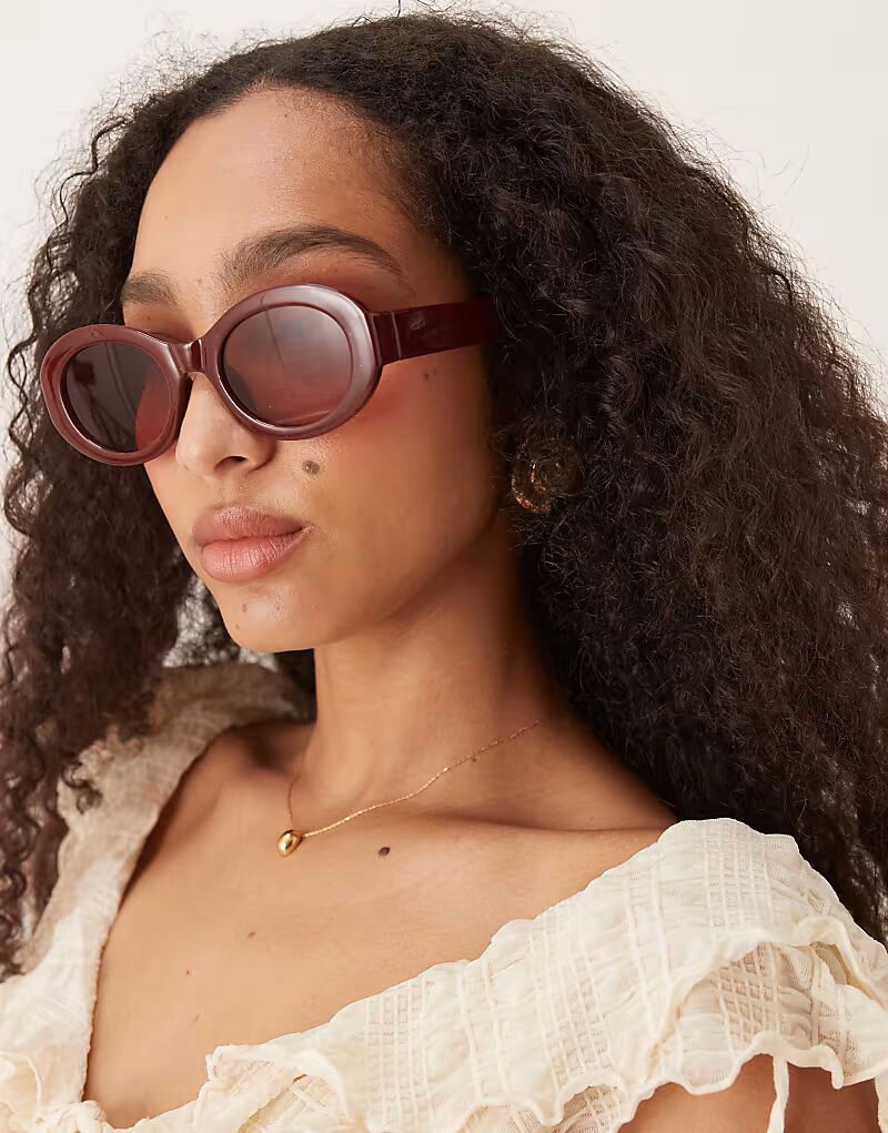 

Солнцезащитные очки ASOS DESIGN в массивной овальной оправе со скошенными краями бордового цвета