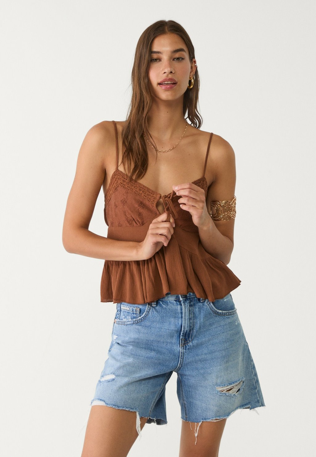 

Топ LOOSE FITTING RUFFLED Stradivarius, темно-коричневый