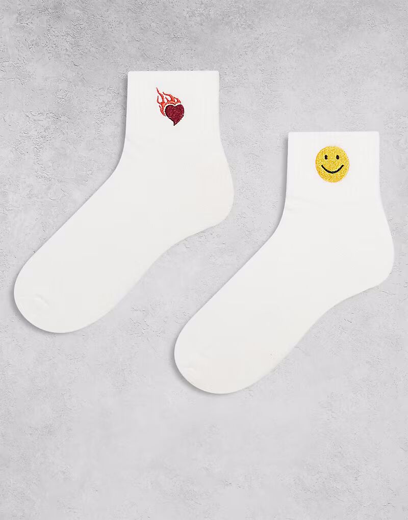 

ASOS DESIGN 2 пары носков с вышитыми символами белого цвета