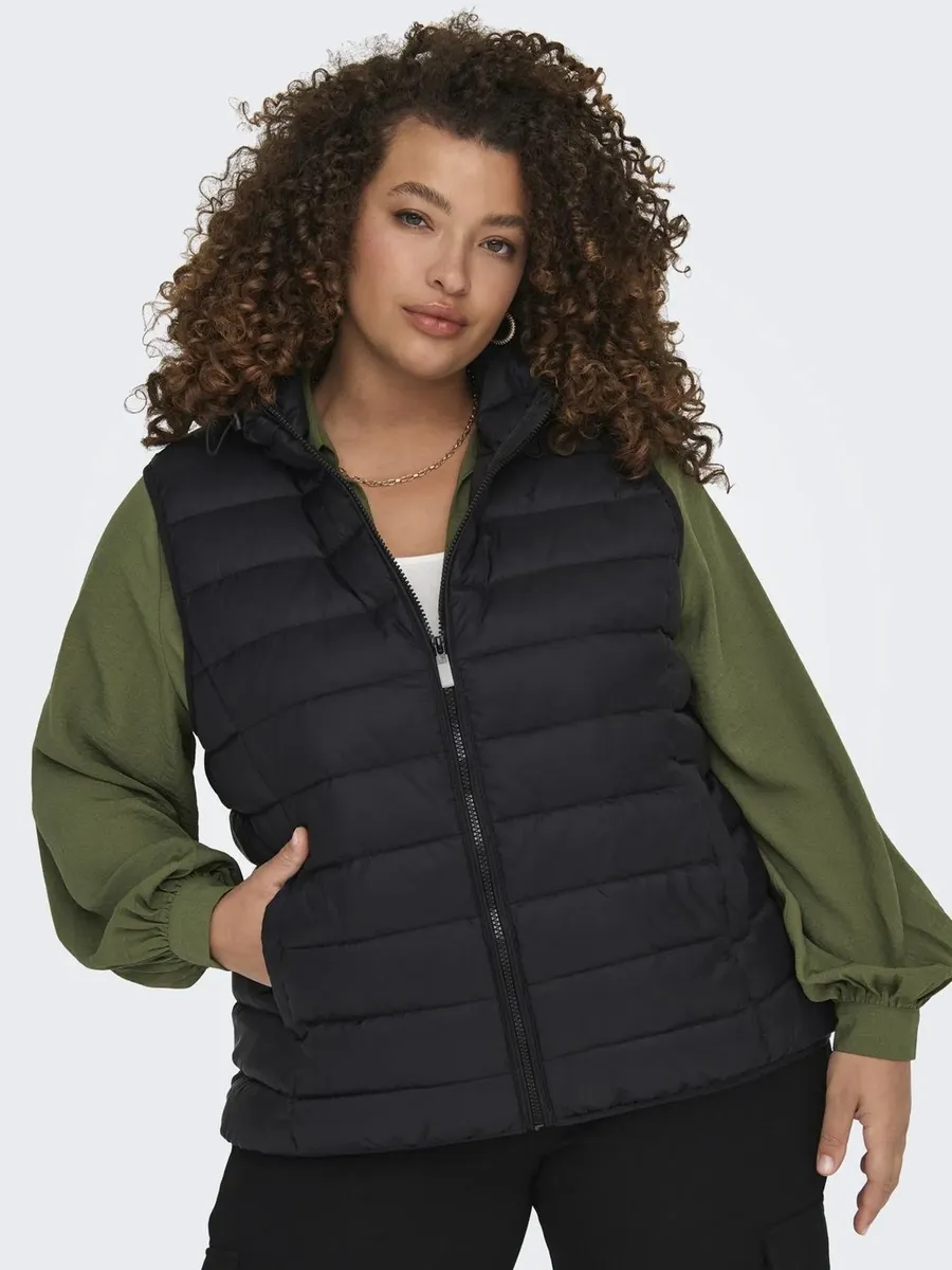 

Стеганый жилет ONLY CARMAKOMA "CARNEW TAHOE HOOD WAISTCOAT CC OTW NOOS", черный