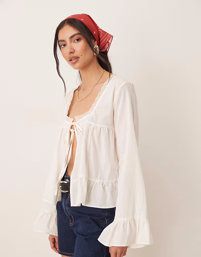 

Блузка из хлопка ASOS DESIGN с отделкой кружевом в стиле бохо цвета экрю