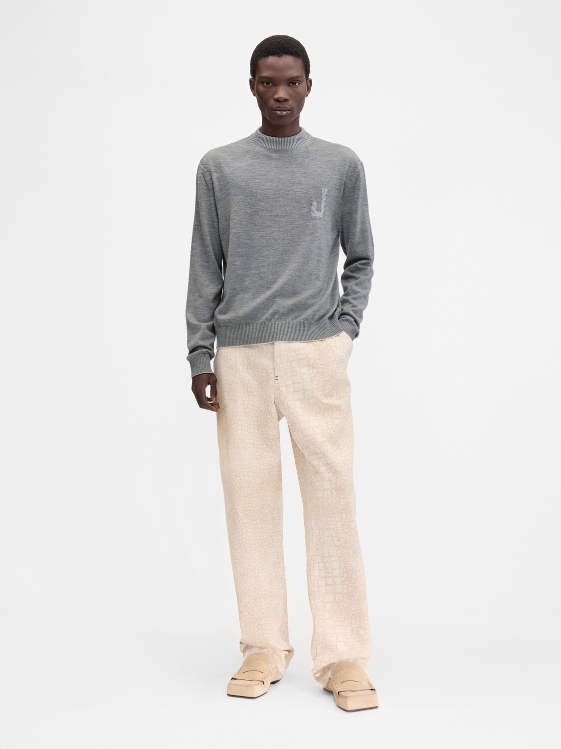 

Приталенный свитер с монограммой JACQUEMUS The Tricot knit, серый
