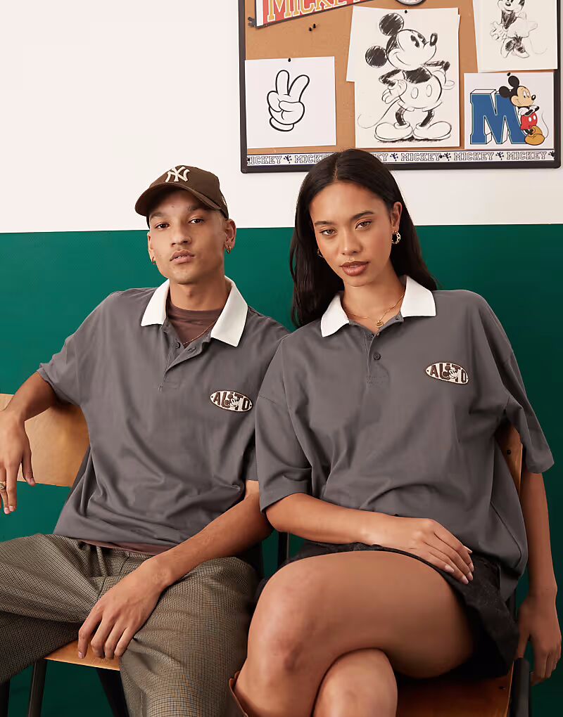 

Рубашка-поло унисекс Disney от ASOS DESIGN темно-фиолетового цвета с принтом Микки Мауса и свободным кроем