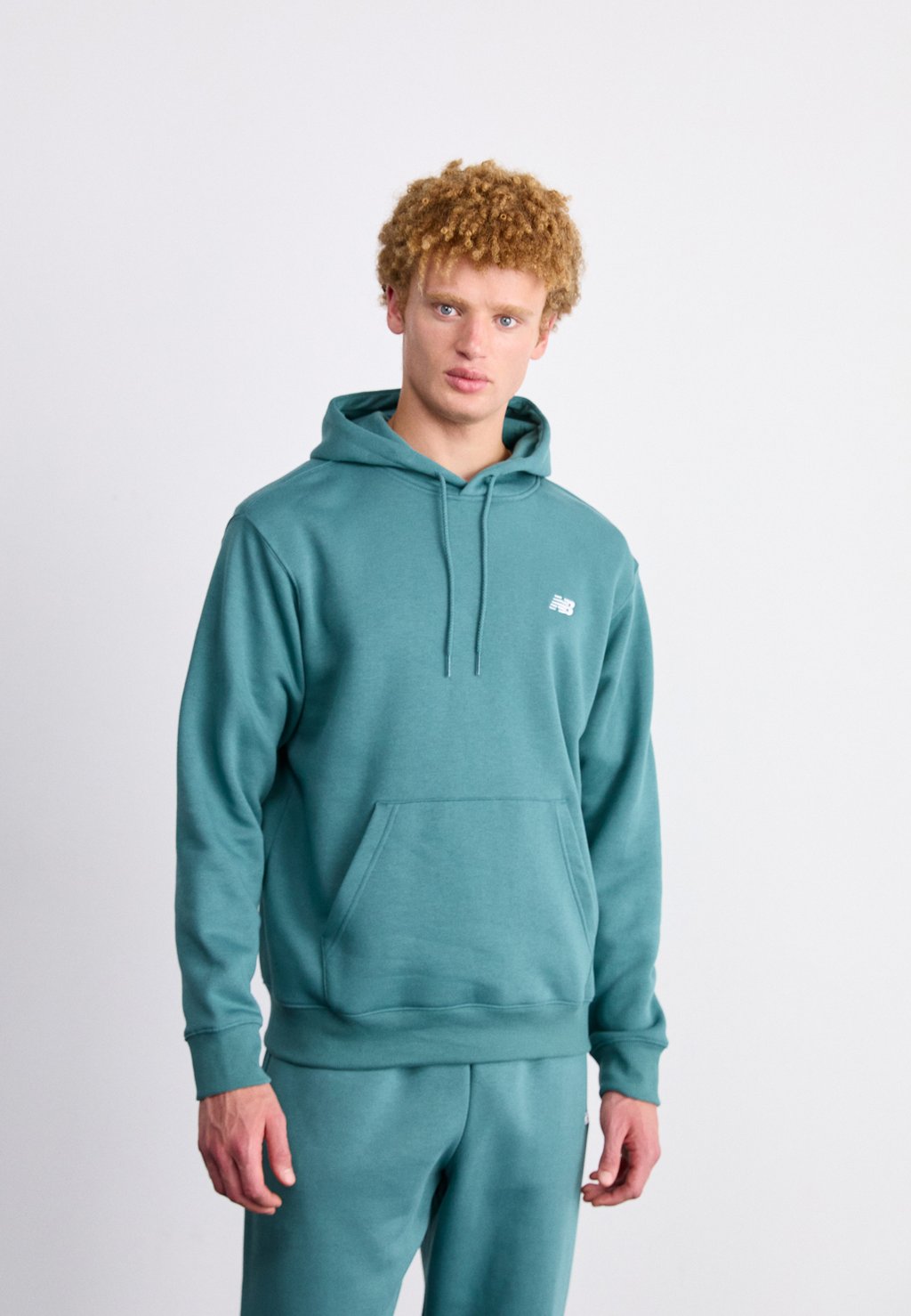 

Толстовка SPORT ESSENTIALS SMALL LOGO BRUSHED HOODIE New Balance, зеленый