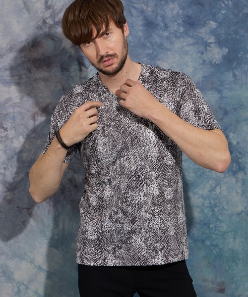 

Футболка с короткими рукавами, V-образным вырезом и принтом под питона HIDEAWAYS NICOLE, серый