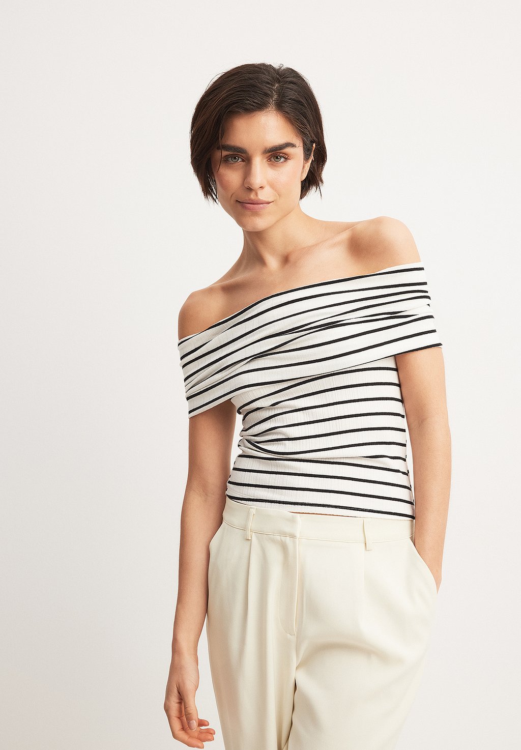 

Футболка с принтом OFF-SHOULDER NA-KD, кремовый