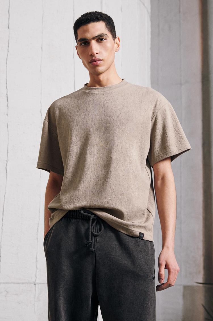 

Футболка с текстурированной тканью Pull And Bear, охра