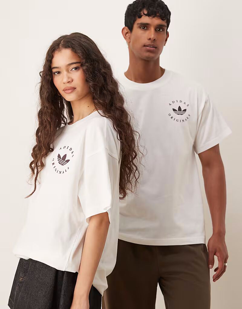 

Футболка Adidas Originals белого цвета с изображением трилистника