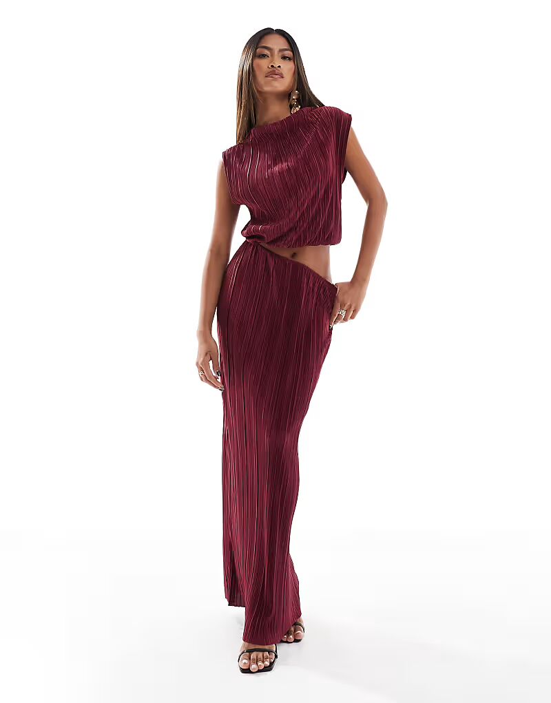 

Длинное платье с вырезами и плиссе от ASOS DESIGN в бордовом цвете