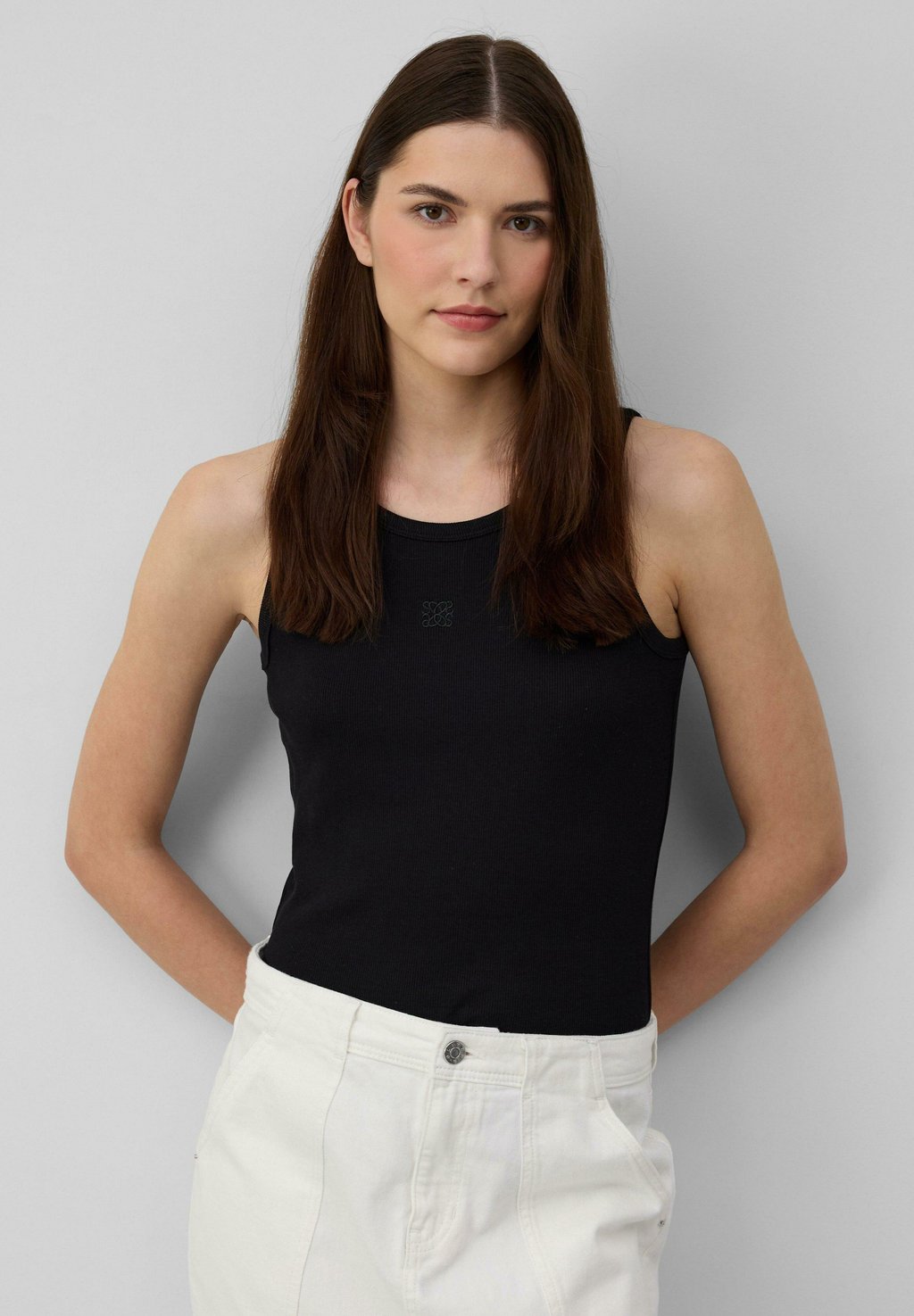 

Топ IM SLIM FIT MIT STICKEREI s.Oliver, черный