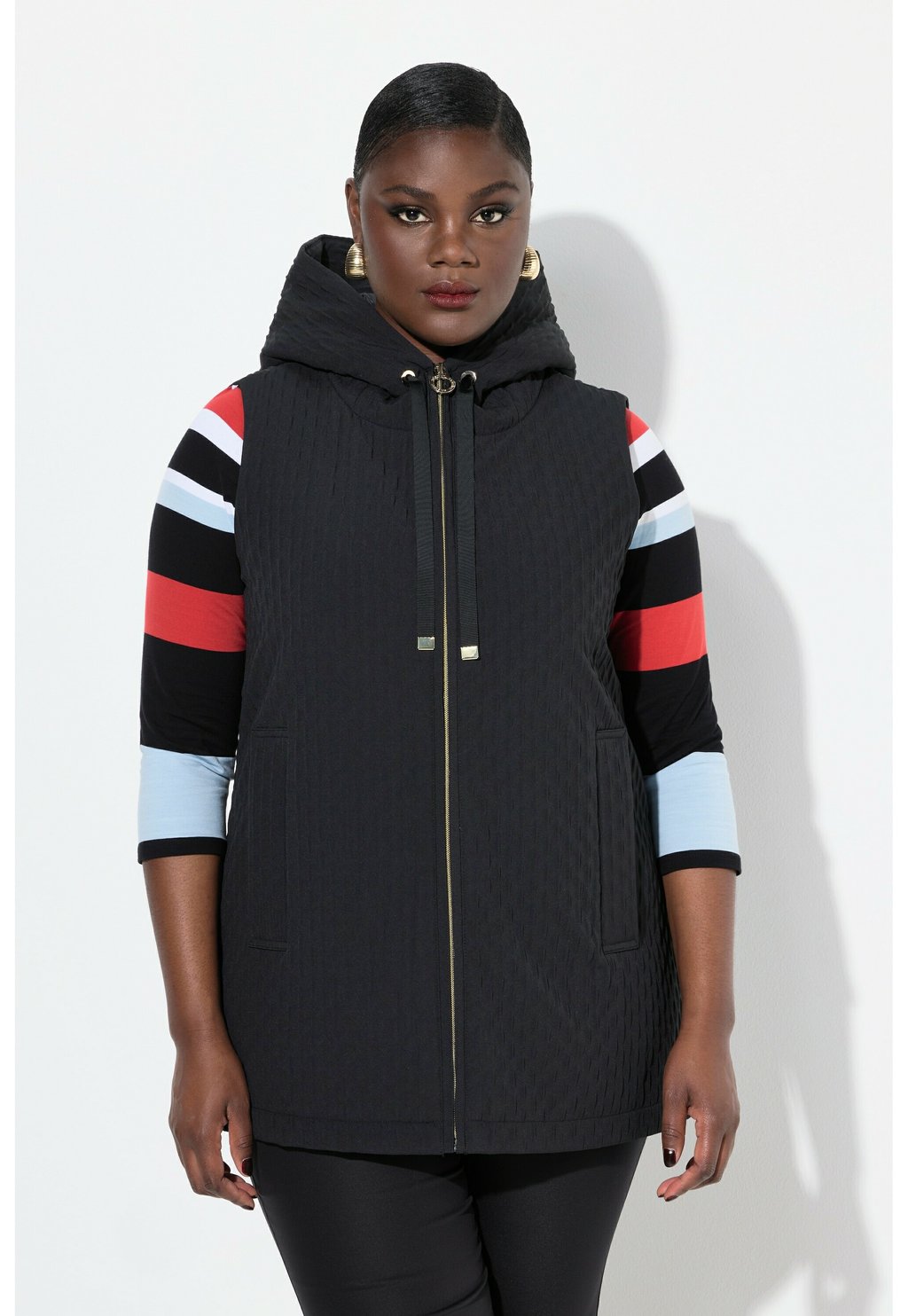 

Жилет TEXTURED HOODED VEST Ulla Popken, черный