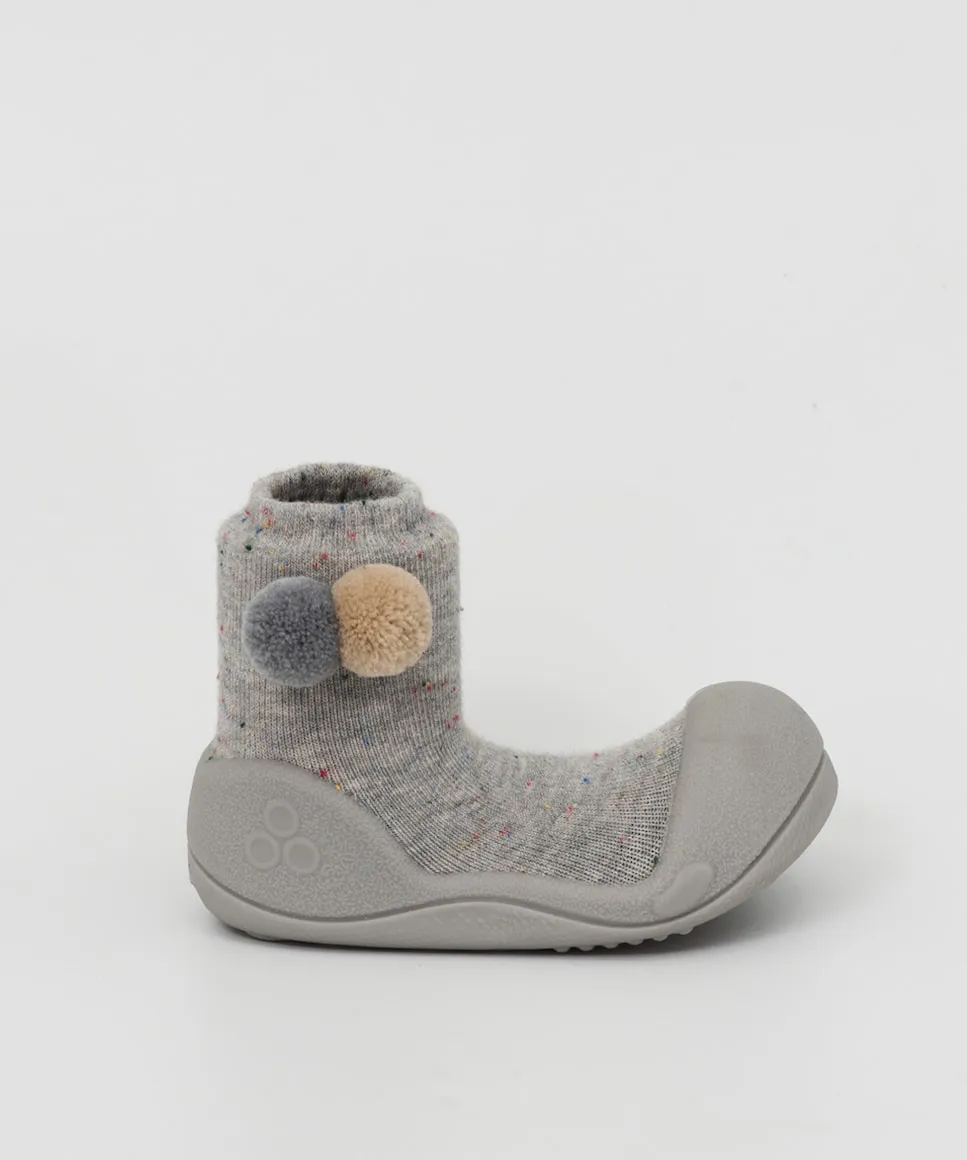 

Серые хлопковые пинетки для малыша с двумя помпонами Attipas