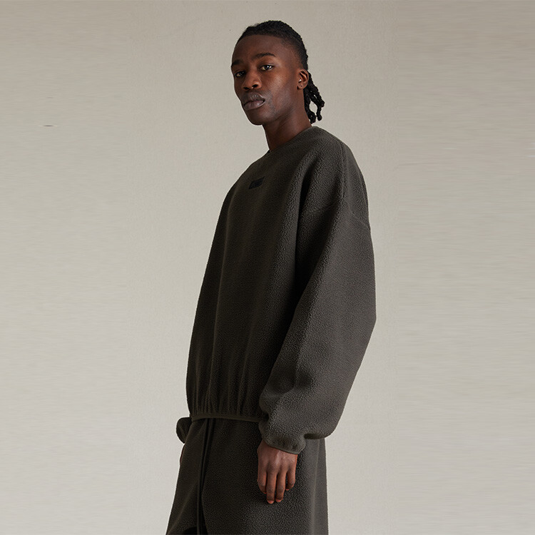 Свитшот с аппликацией логотипа и текстурой флиса Fear Of God Essentials, черный — фото 2