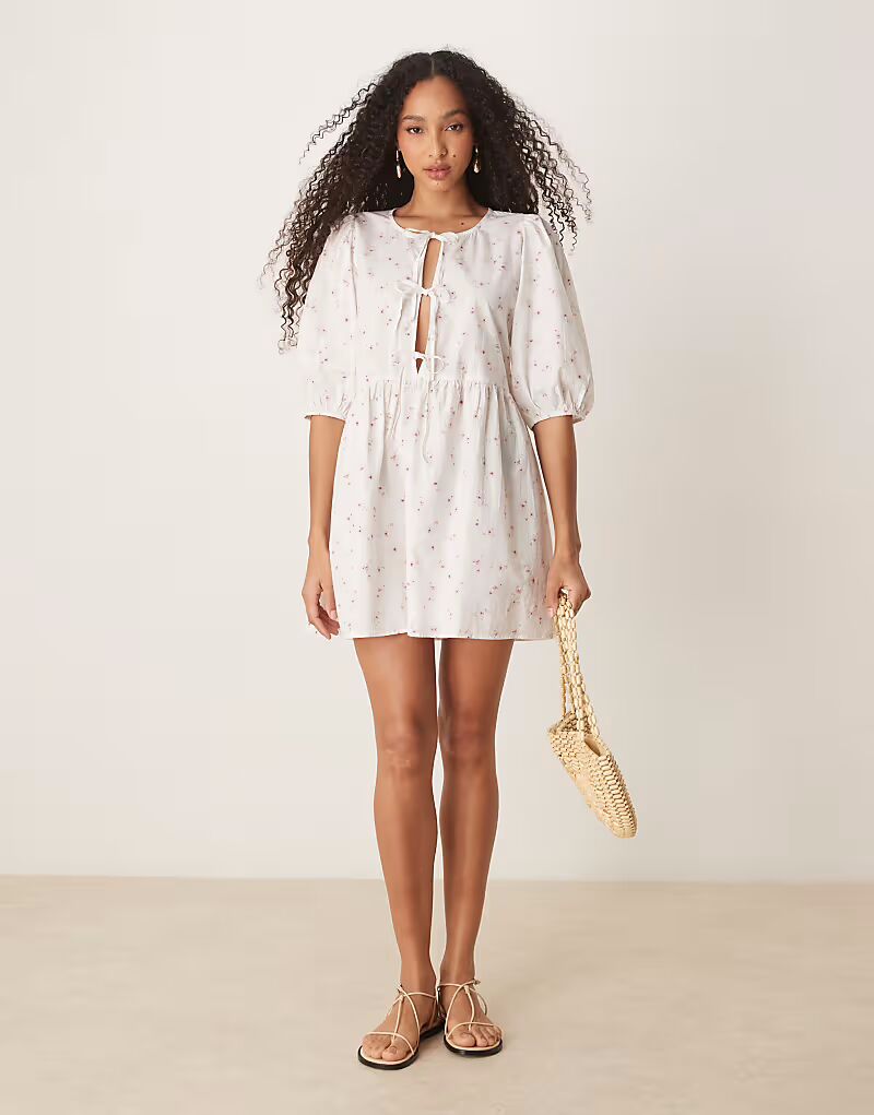 

Мини-платье с завязкой спереди на лифе и рукавами-фонариками с мелким цветочным принтом Gina Tricot