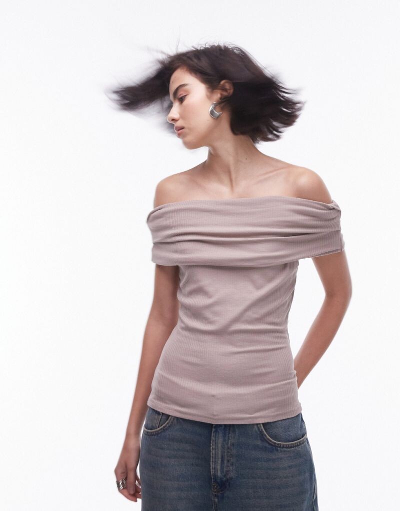 

Розовый топ Topshop в рубчик с открытыми плечами