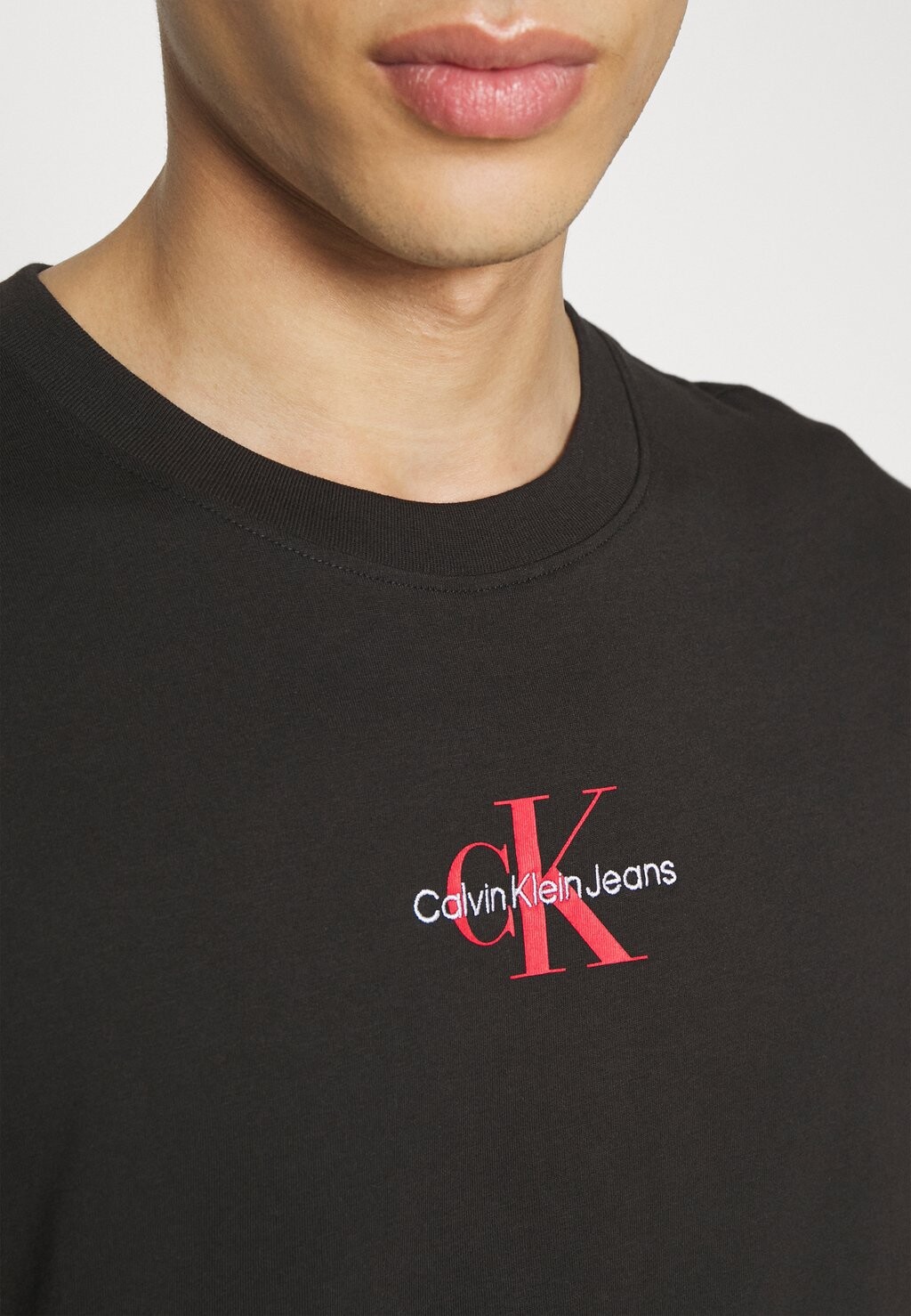 

Футболка с принтом Regular Tee Calvin Klein, черная