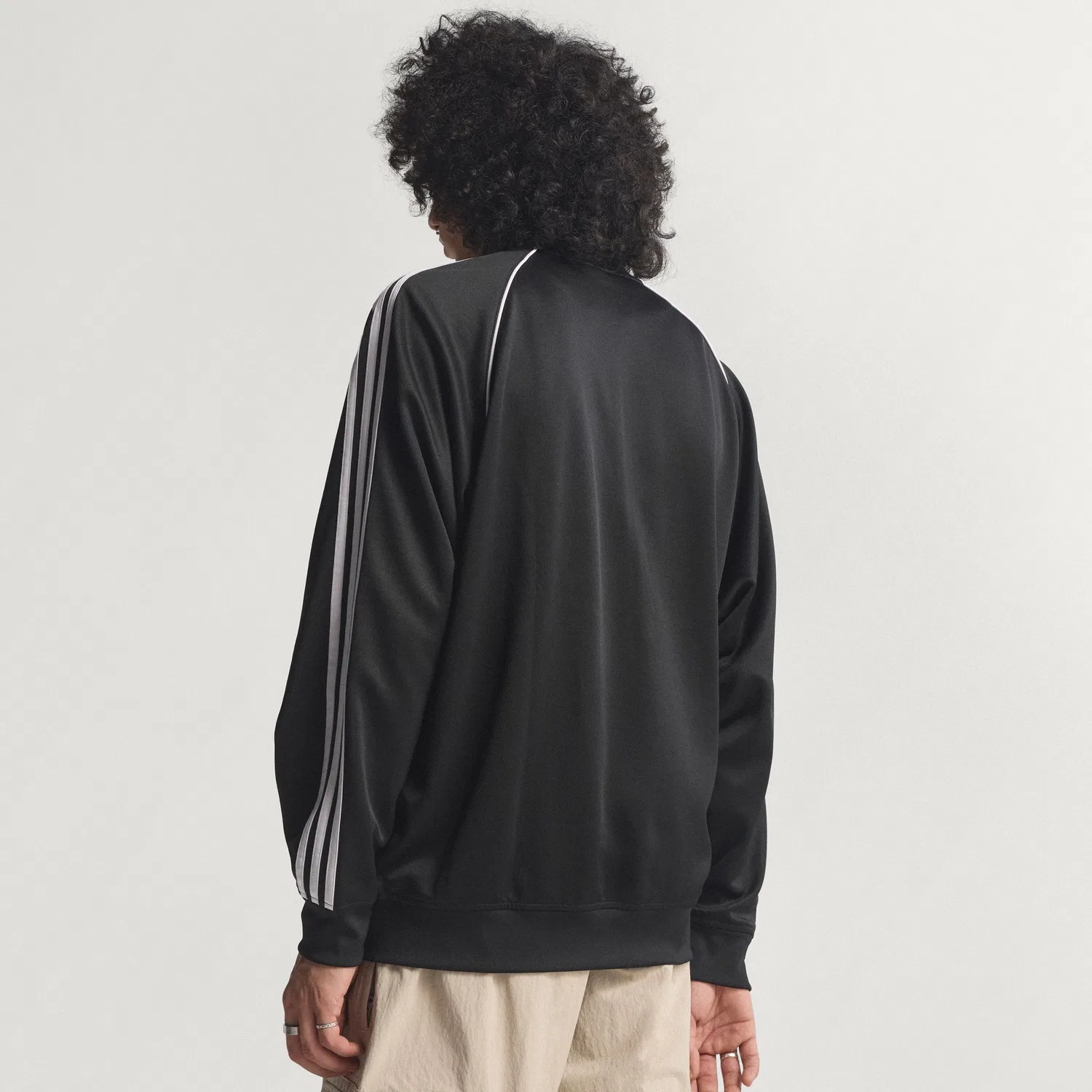 Мужская чёрно-белая олимпийка SST Adicolor Classic свободного кроя от Adidas — фото 2