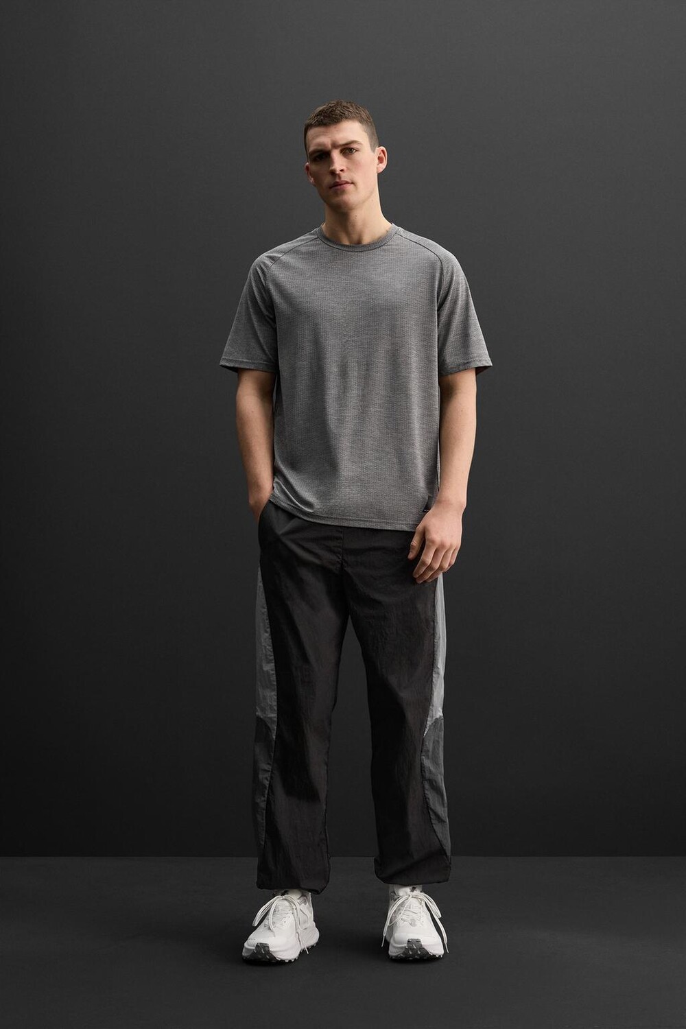 

Тренировочная текстурная футболка ZARA, белый/серый