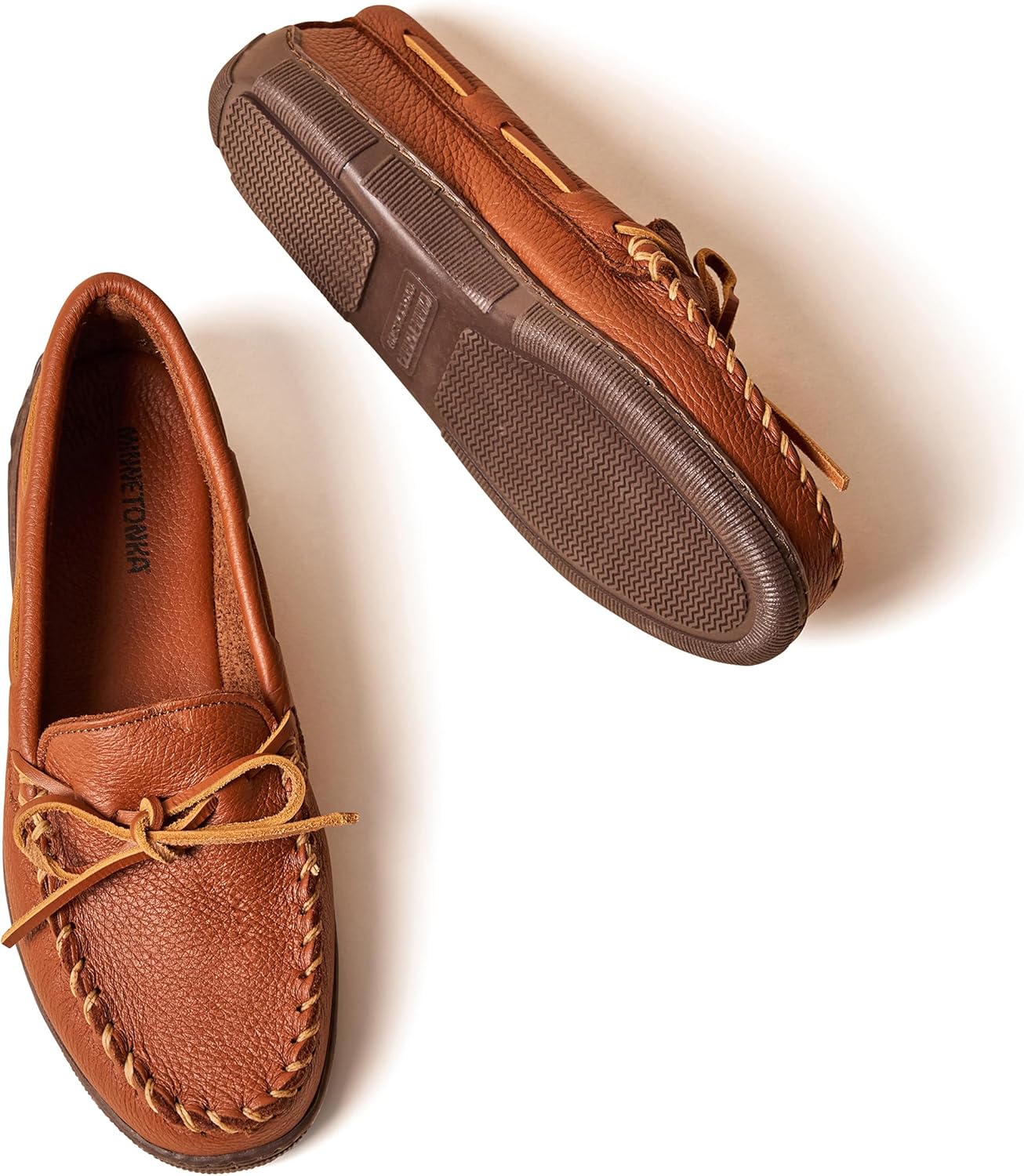 Мокасины Minnetonka для мужчин из оленьей кожи Moosehide, Carmel - Classic — фото 2