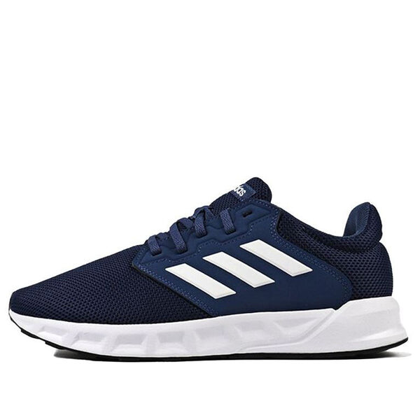 

Кроссовки показывают путь синему Adidas, синий