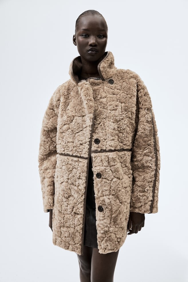 

Пушистое пальто H&M, бежевый