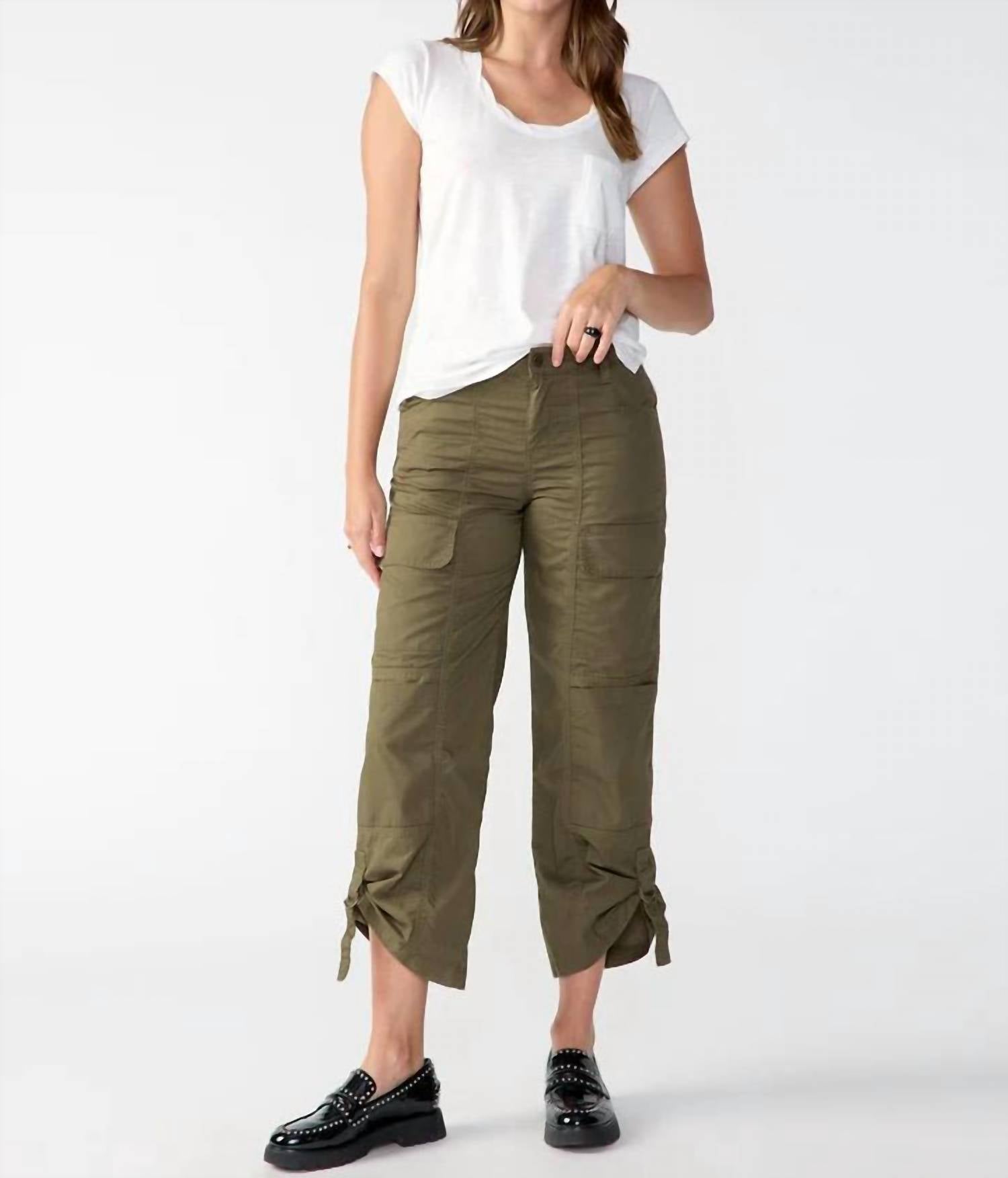 

Брюки Cali Cargo Standard Rise в цвете Mossy Green Sanctuary