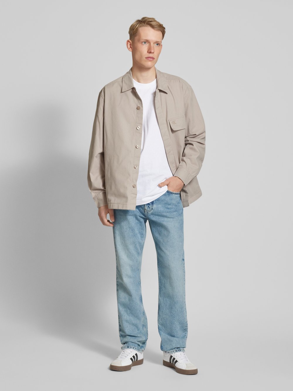 

Джинсы прямого кроя с этикеткой Calvin Klein Jeans