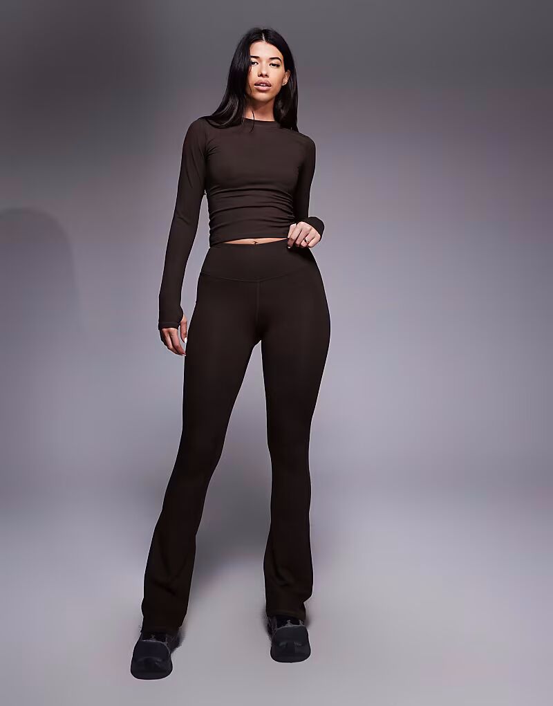 

Мягкие облегающие леггинсы для йоги с высокой талией в шоколадном цвете 4505