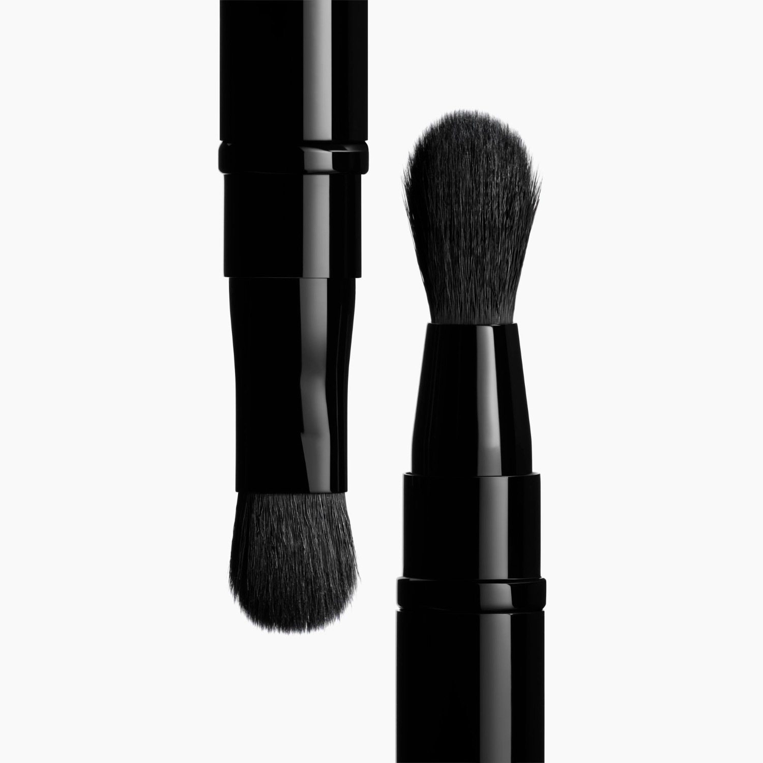 Кисть для лица retract.dual-ended eyeshadow brush n°200 Chanel, количество 1 шт. — фото 2