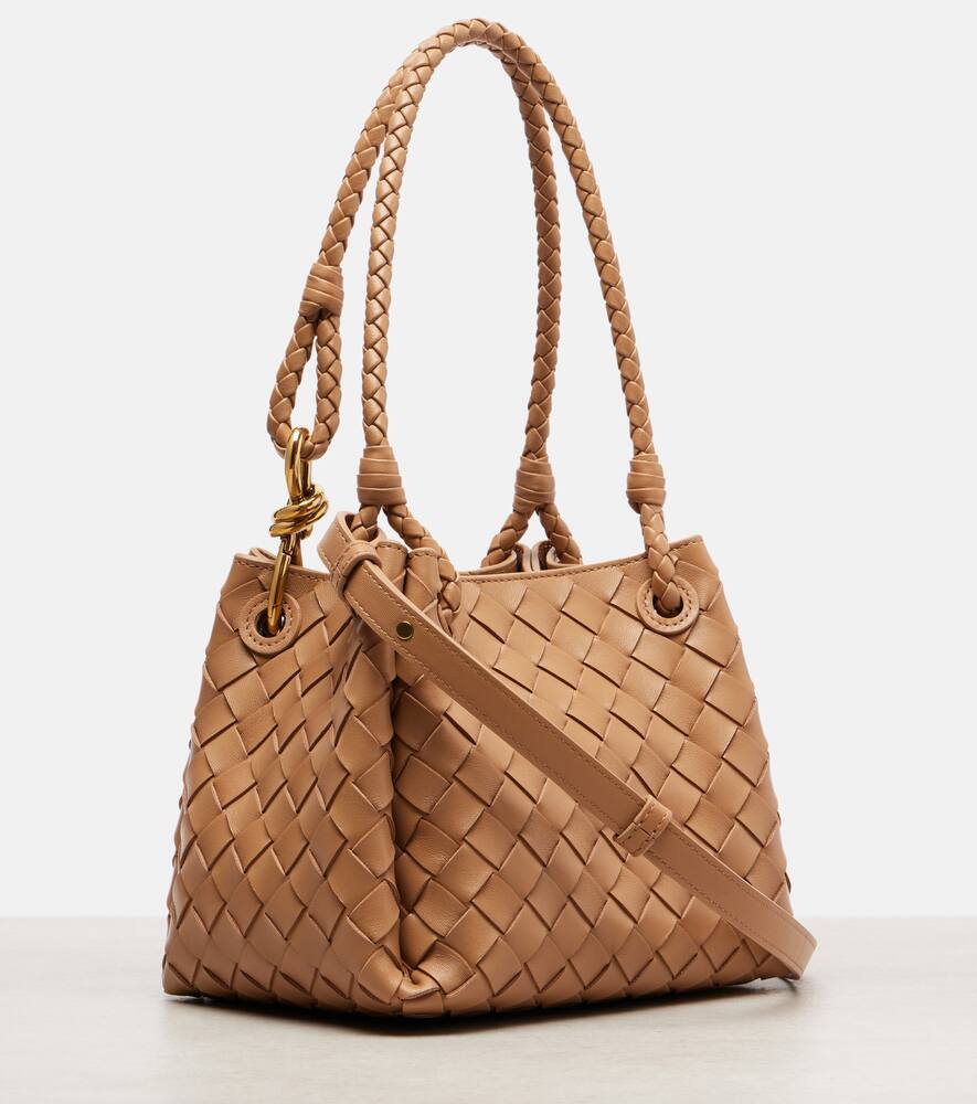 Сумка-тоут из кожи Intrecciato Parachute Small Bottega Veneta, Biscuit-M Brass — фото 4