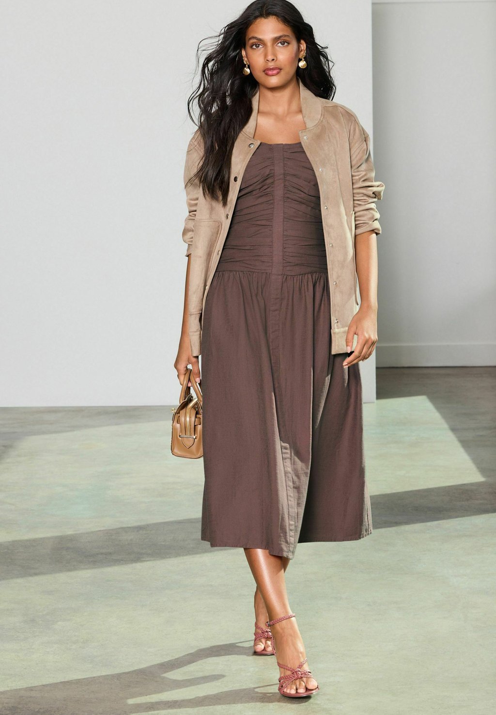 Повседневное платье REGULAR FIT - RUCHED STRAPPY MIDI Next, коричневый — фото 4