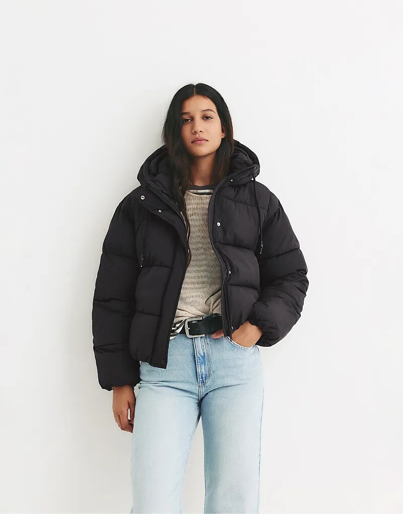 

Короткая стеганая куртка Pull&Bear с капюшоном черного цвета