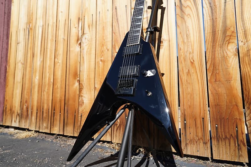 

Электрогитара ESP LTD Arrow 1000 Evertune - Black 6-String Electric Guitar
