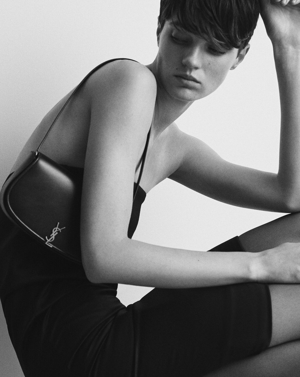 Полукруглая сумка на плечо из лакированной кожи Saint Laurent, бордо — фото 2