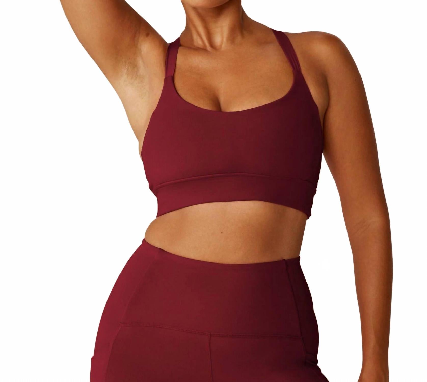 

Powerbeyond Strive Длинный бюстгальтер в цвете Калифорнийский Мерло BEYOND YOGA, California Merlot