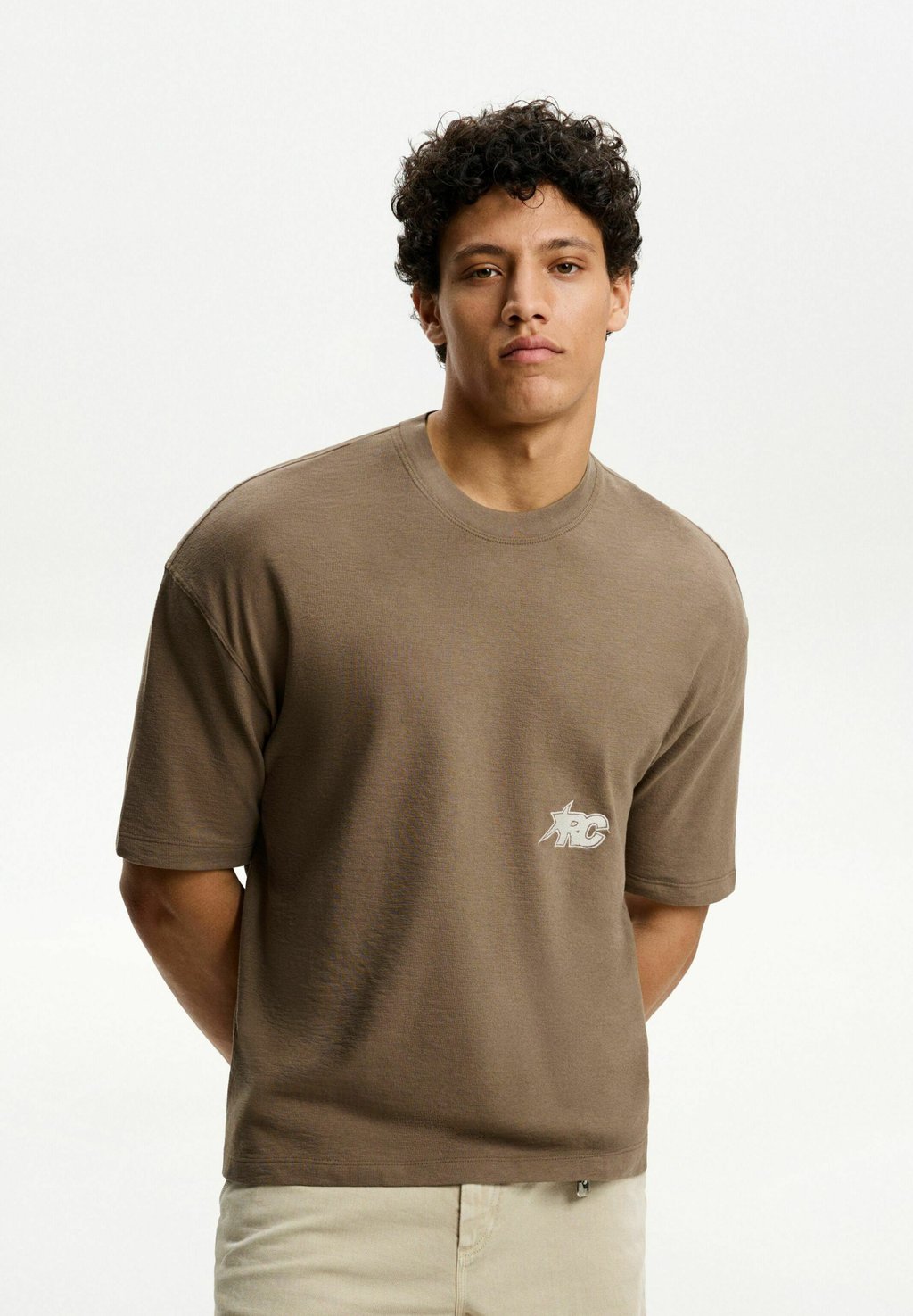 

Футболка с принтом TEXTURED SHORT SLEEVE BOXY FIT WITH EMBROIDERY Bershka, оливковый