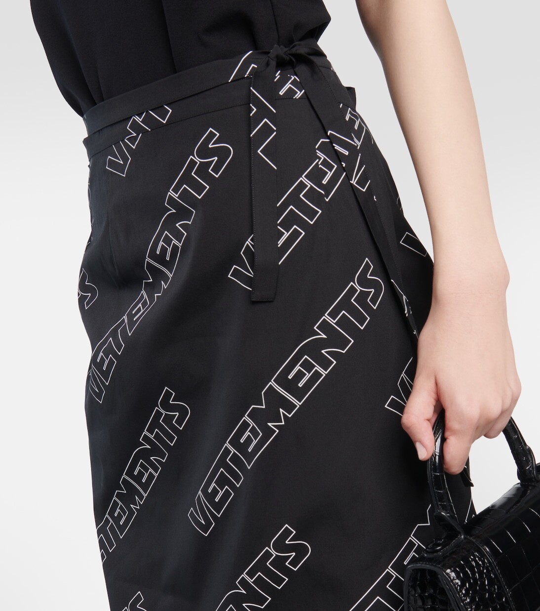 Хлопковая юбка с запахом и логотипом Vetements, черный — фото 4