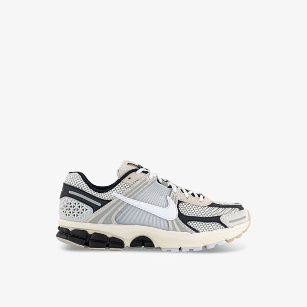 

Низкие кроссовки Zoom Vomero 5 из кожи и сетки с тисненым логотипом Nike, белый