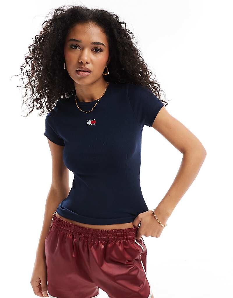 

Темно-синяя футболка в рубчик с нашивками Tommy Jeans