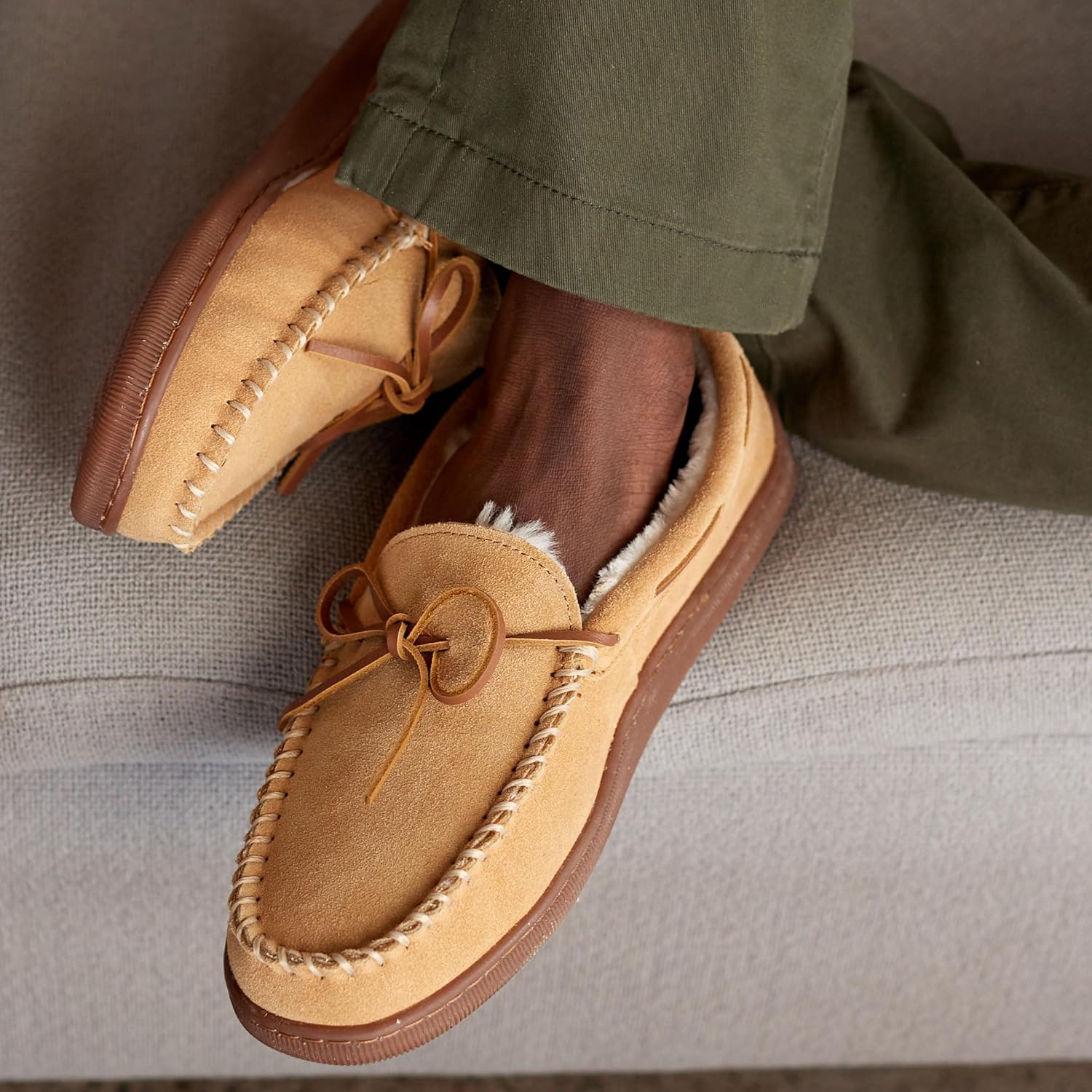Мужские тапочки Minnetonka с плюшевой подкладкой и жесткой подошвой, Tan — фото 2